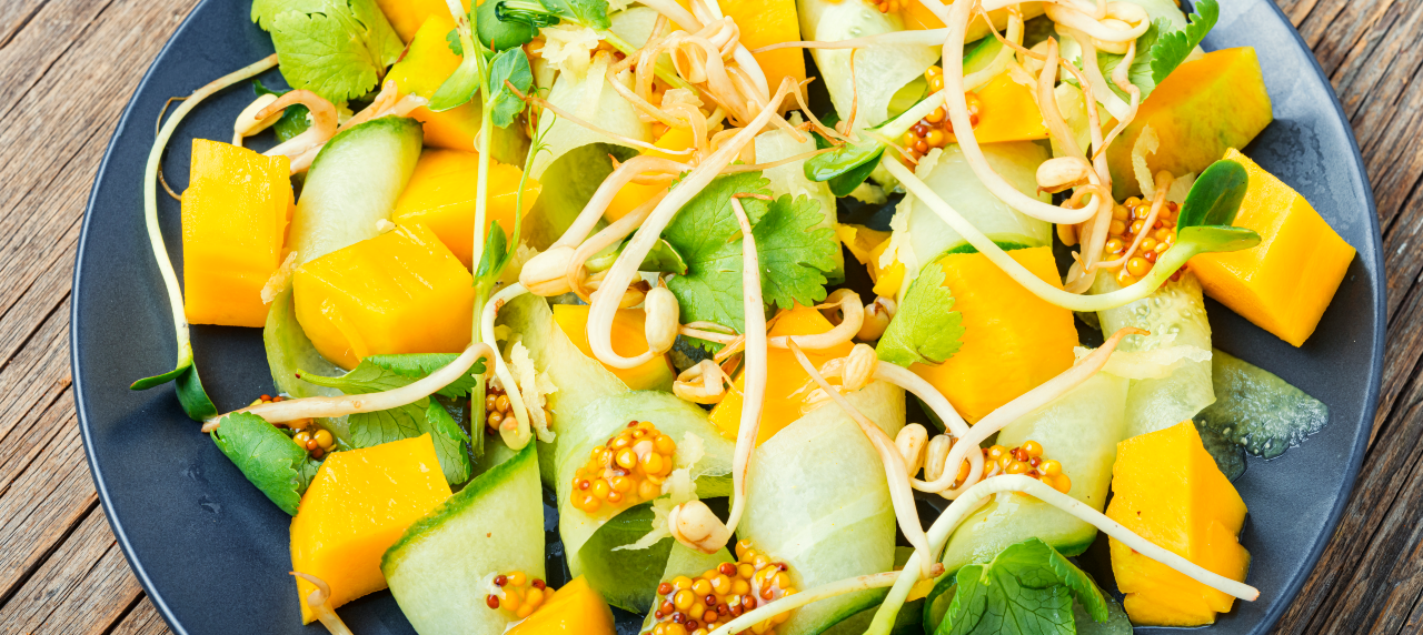 Insalata di mango, songino e germogli di soia.