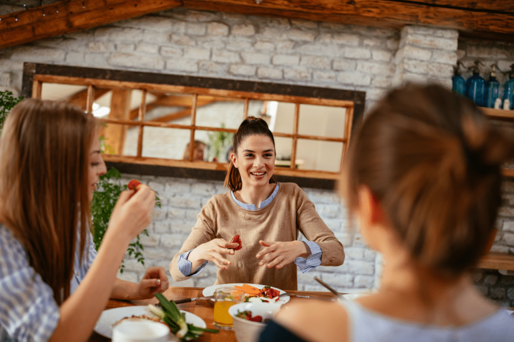 Tre amiche mangiano cibo keto e low carb in un ambiente rustico-industrial.