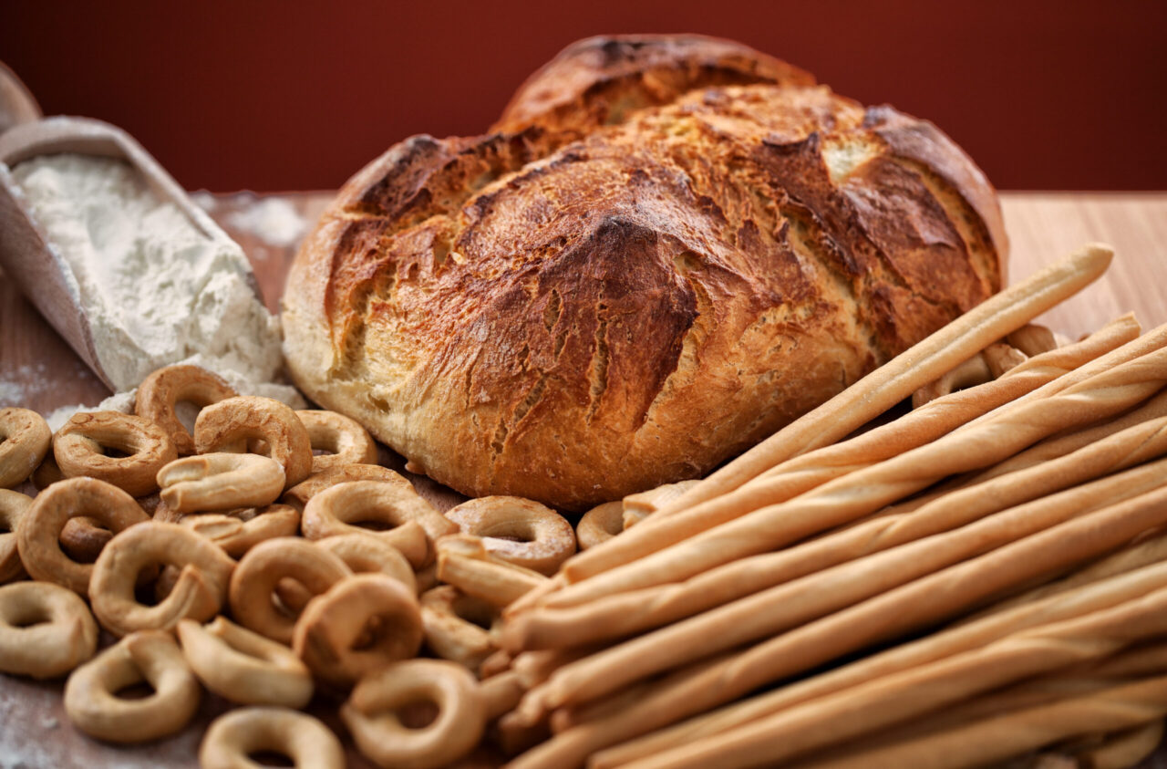 Assortimento di prodotti da forno: grissini, taralli, pane, farina